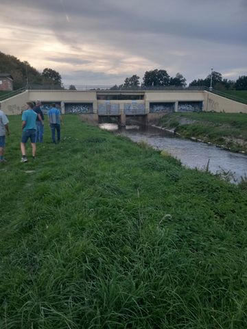 Fluss in schmalem Bachbett vor Sperrbauwerk