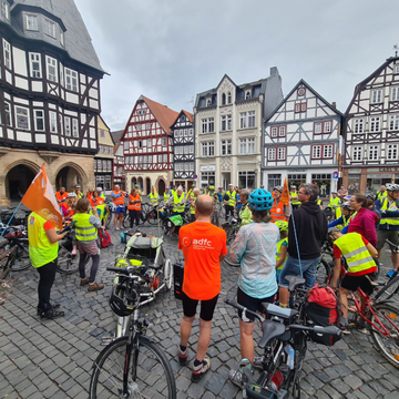 Viele Fahrradfahrer mit Warnwesten in Signalfarben versammeln sich auf dem Marktplatz in Alsfeld