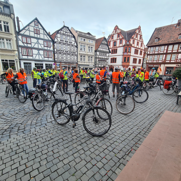 Der Marktplatz in Alsfeld ist voller Radfahrer mit Rädern, Fahrradanhängern, 
